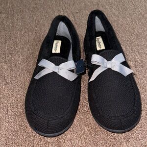 Dearfoams Women's Black Slippers with Silver Bow